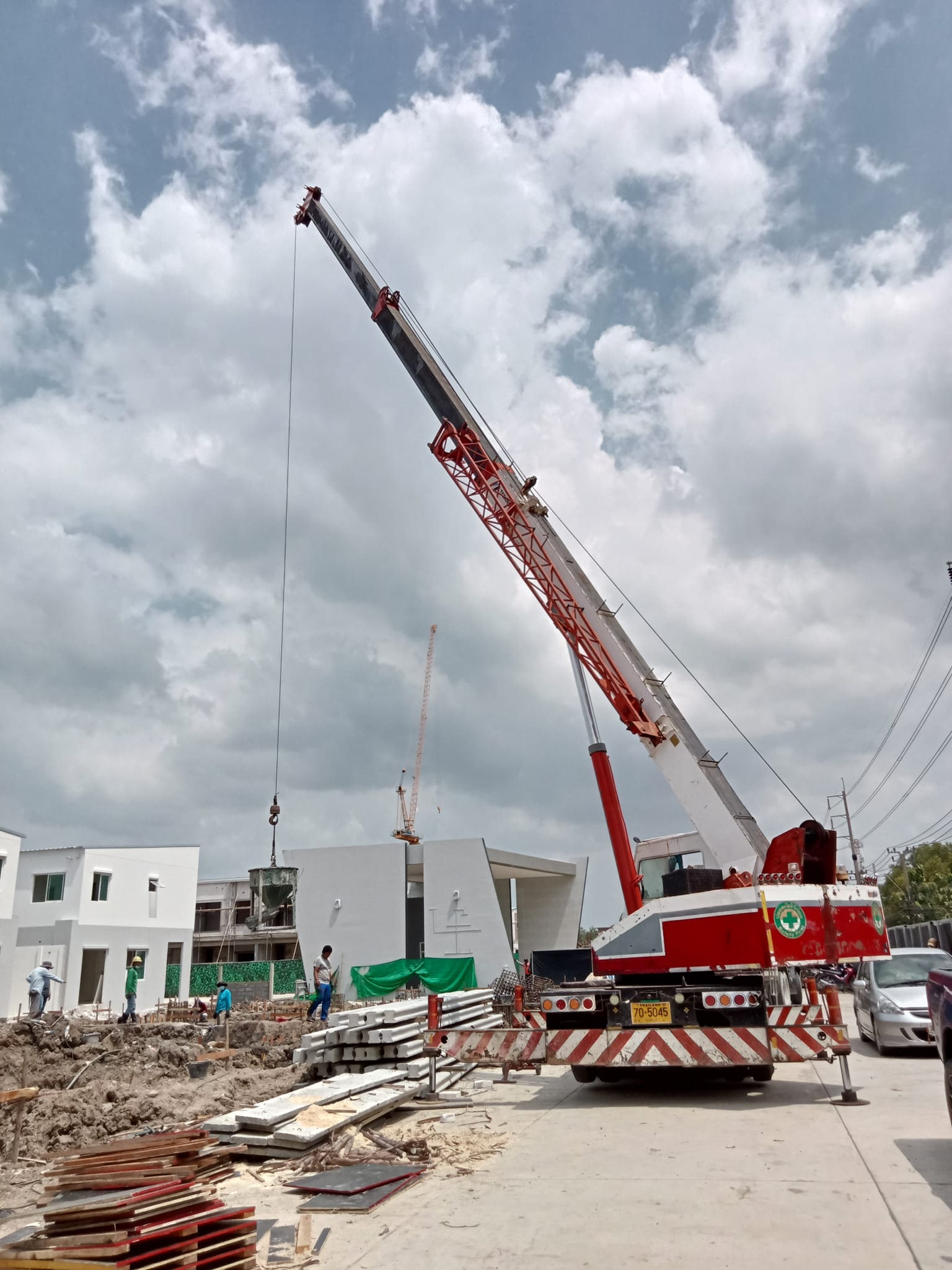 23 - https://เบนซ์รุ่งเรืองเครน.com | บริการเช่าเครน รถบรรทุกติดเครน และรถกระเช้าพร้อมทีมงานมืออาชีพ รถทุกคันมีปจ.2 และใบรับรองความปลอดภัย ให้บริการทั้งรายวันและรายเดือน พร้อมดูแลทุกสถานการณ์