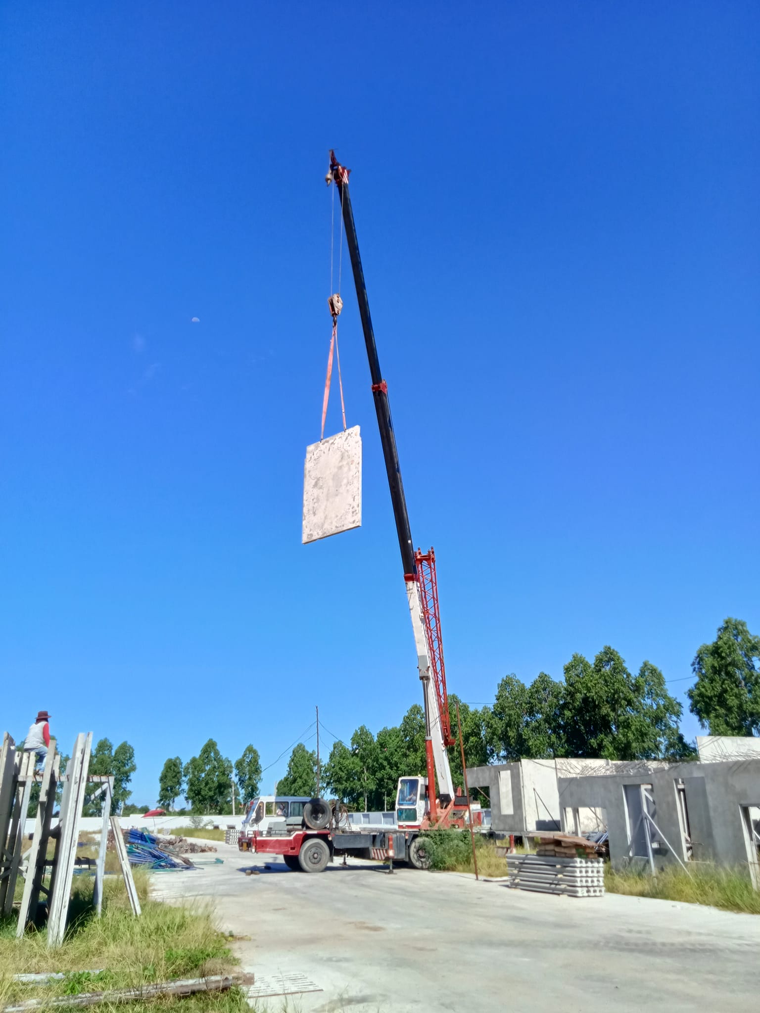 26 - https://เบนซ์รุ่งเรืองเครน.com | บริการเช่าเครน รถบรรทุกติดเครน และรถกระเช้าพร้อมทีมงานมืออาชีพ รถทุกคันมีปจ.2 และใบรับรองความปลอดภัย ให้บริการทั้งรายวันและรายเดือน พร้อมดูแลทุกสถานการณ์